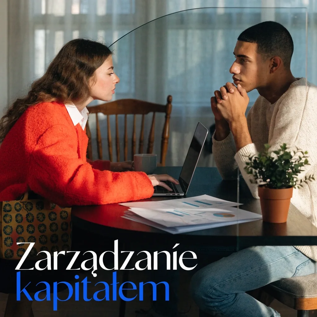Dłonie układające puste kartki w trzy krótkie stosy na jasnym drewnie